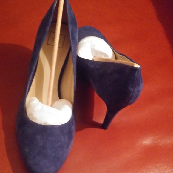 Lord & Taylor Beautiful Blue Suede Pumps - Picture 3 of 8